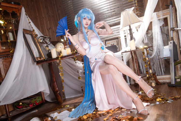 Coser《比比骨骼精奇》逆天长腿好身材！性感魅力有二次元感！