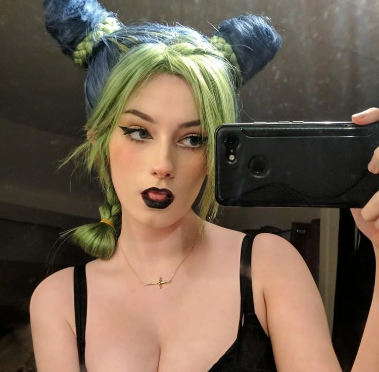 黑发黑框《ameliimoo》无罩挥剑让人联想蓓优妮塔！御姊风格简直完美！