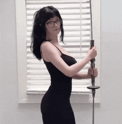 黑发黑框《ameliimoo》无罩挥剑让人联想蓓优妮塔！御姊风格简直完美！