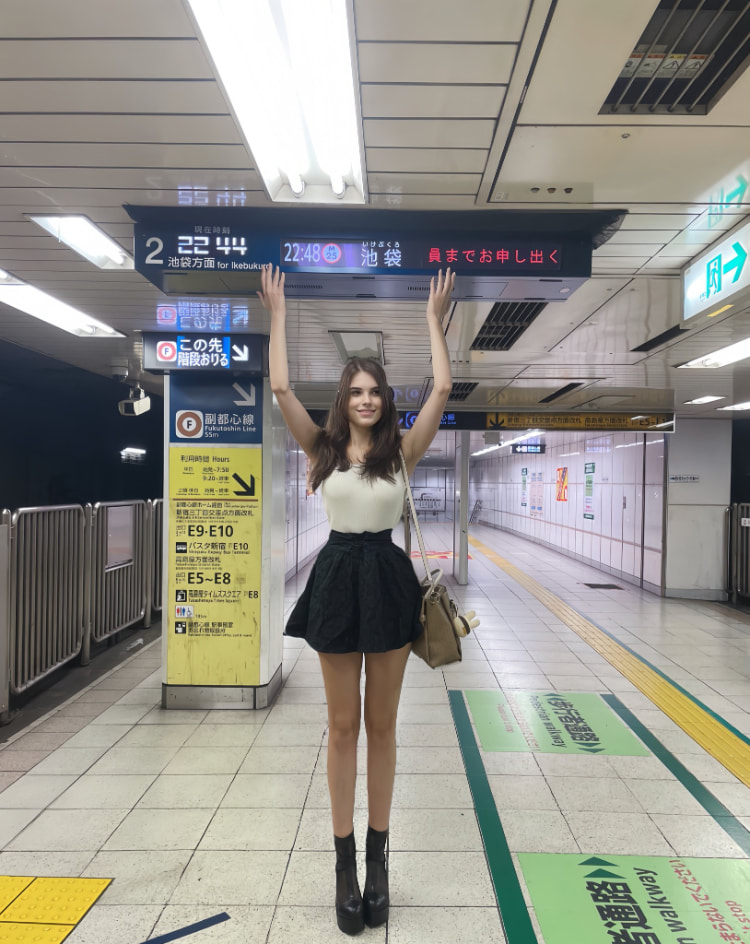 快碰到天花板！乌克兰美女《ネトーチカ》神似八尺夫人引关注：「有女巨人氛围！」