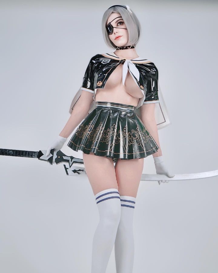 快碰到天花板！乌克兰美女《ネトーチカ》神似八尺夫人引关注：「有女巨人氛围！」