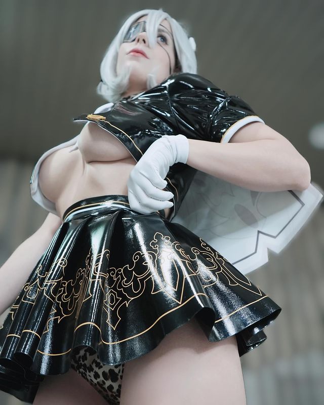 快碰到天花板！乌克兰美女《ネトーチカ》神似八尺夫人引关注：「有女巨人氛围！」