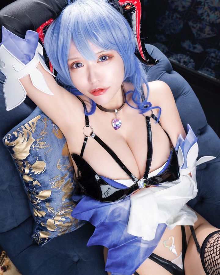 冲绳美女《こおりちゃん》IG诱人欧派超吸晴！外貌神似知名COS「饿小璇」！