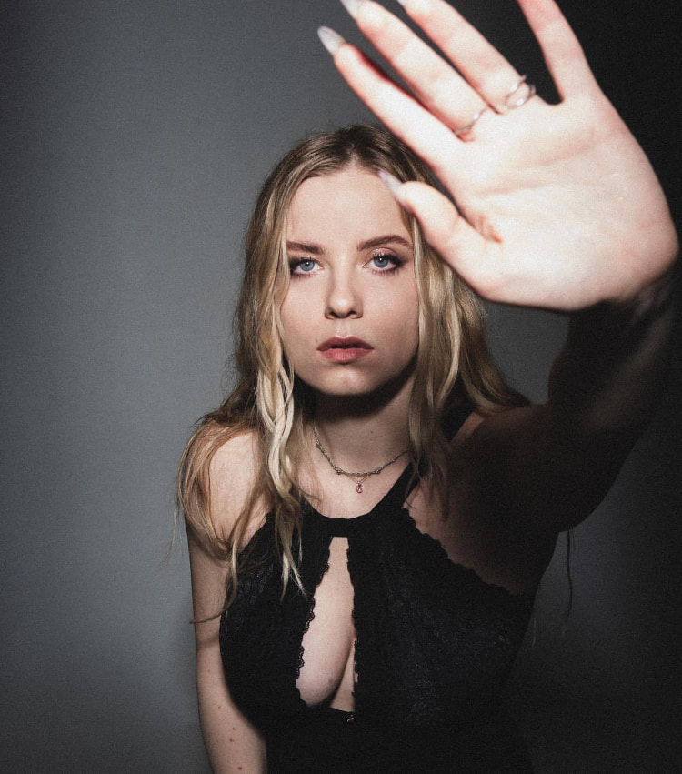 乌克兰美女《Julia Shevchenko》成熟风采超迷人！金发嫩胸超适合洋妞控！