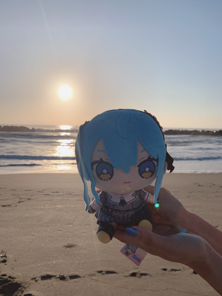 史上最强同框照!网友COS「星街彗星」与 8 万年一遇、真紫金山阿特拉斯彗星合影!