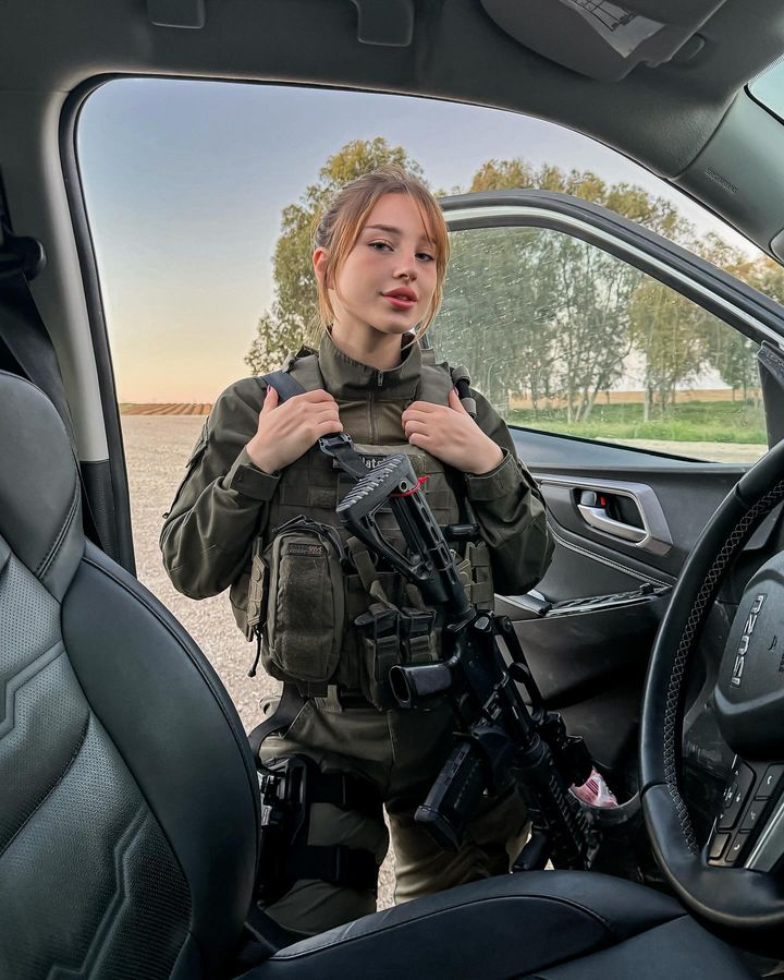 以色列大兵《Gun waifu》原来竟然是AV女优！穿上战服褪变成超级女战士！