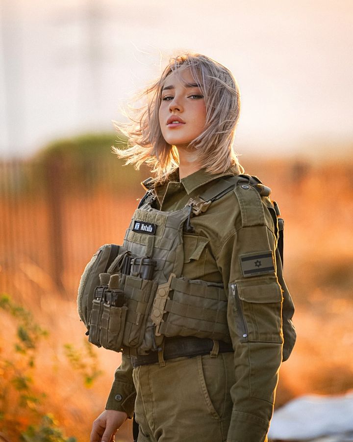 以色列大兵《Gun waifu》原来竟然是AV女优！穿上战服褪变成超级女战士！