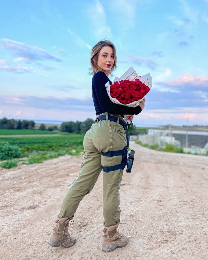 以色列大兵《Gun waifu》原来竟然是AV女优！穿上战服褪变成超级女战士！