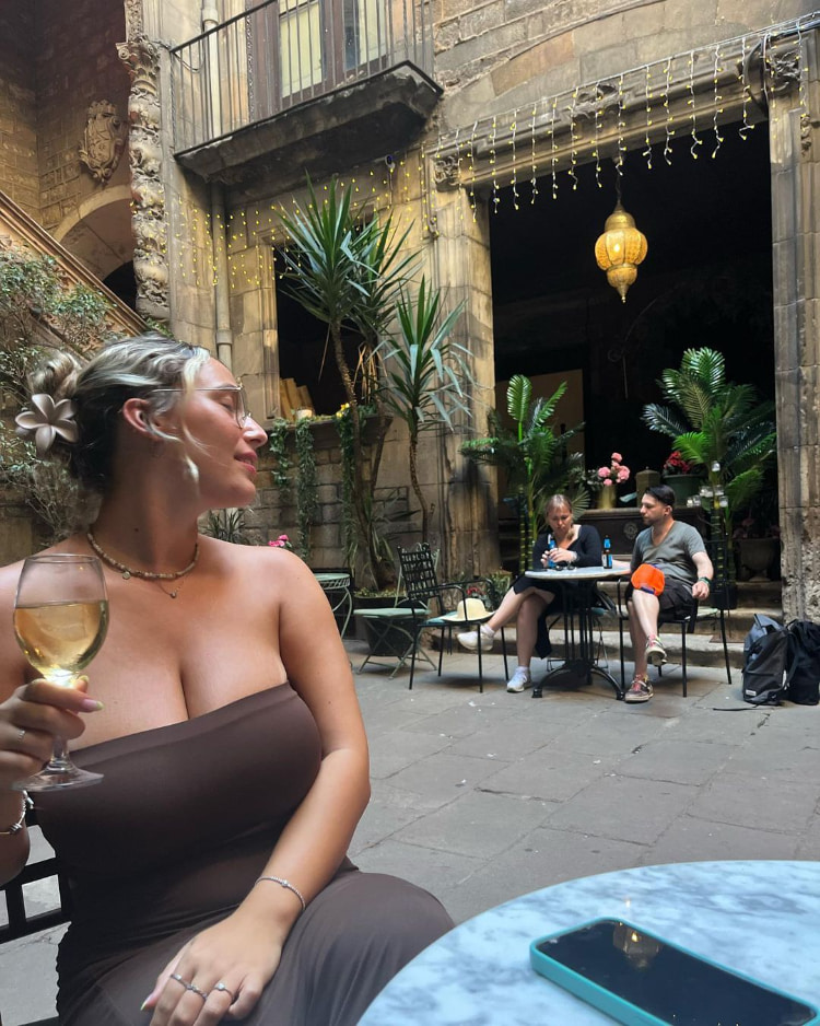 以色列《hadasofri》绝佳姿色成比基尼模特!眼镜妹超巨球占满画面!