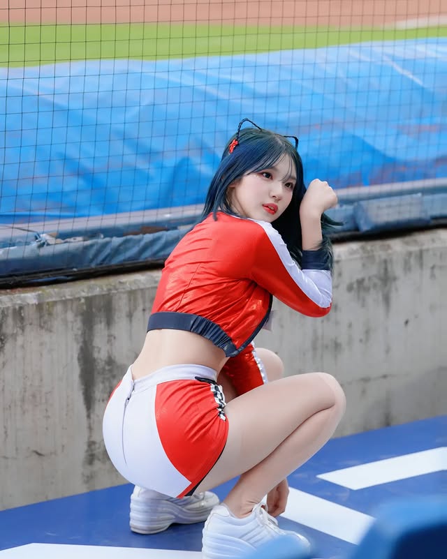 韩国啦啦队「Yeom Se-been(염세빈)」亮眼外表引关注!不输李珠珢的颜值!