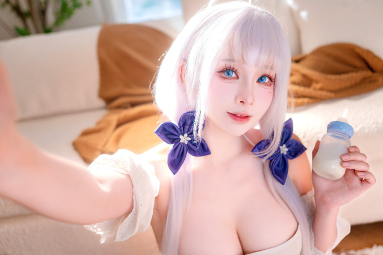 Cosser《叉子宝宝》奶香四溢！胸前白皙的大宝贝快掉出来！