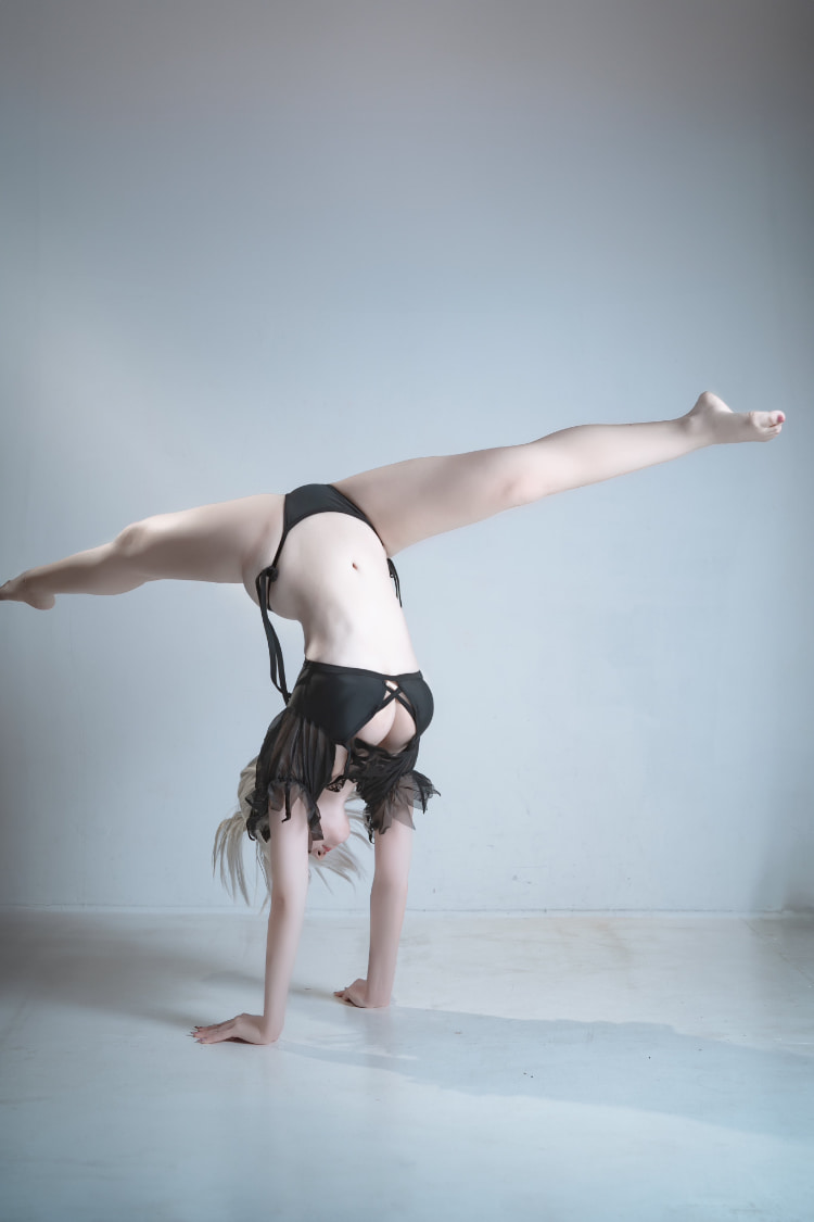 精致嫩颜Cos《プーpuutin》如人偶般BODY！最热爱经典角色「2B」美臀嫩胸！