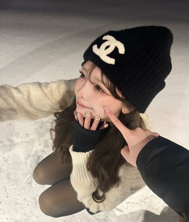 樱花妹分享《可爱捏照引起效仿潮》！但流行的是「捏宠物的脸颊」不是人的...