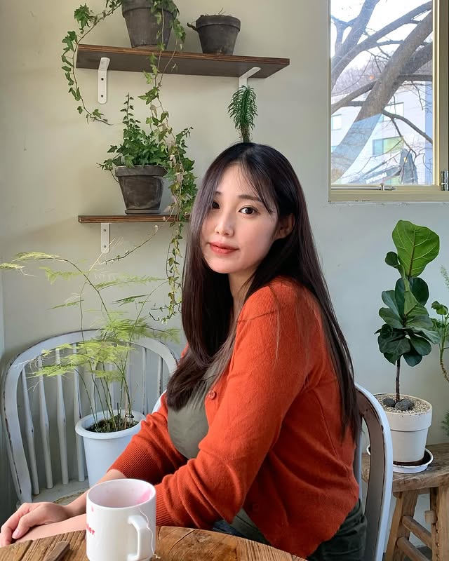 咖啡店美女板娘《임세민1 im sm》藏不住的大UU想跟她要一杯现冲拿铁！