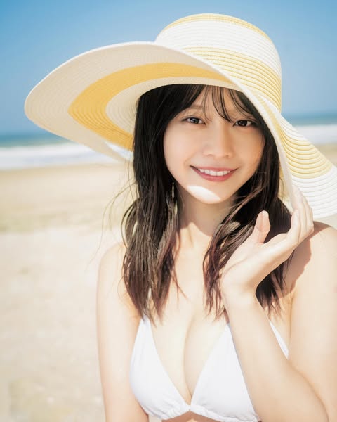 最迷人「女反派」更名《椛岛光》后再出发！第一本写真集让人又想投靠她！