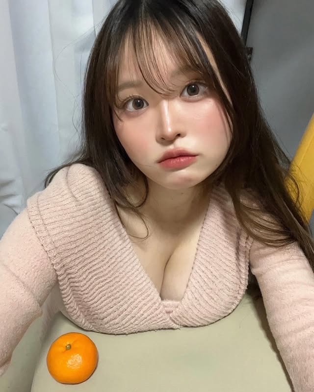 拥有I罩杯的女大生《佐伯澪》软Q好胸超想蹭！冬季就需要这样的女友！