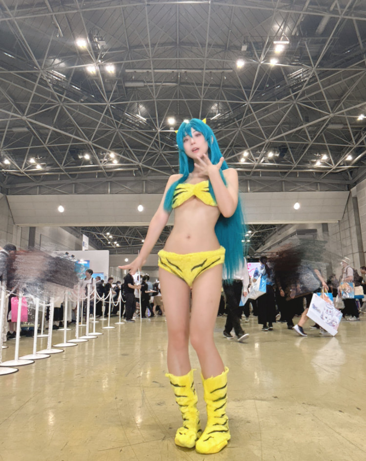 黑肉美女Coser《つんこ》中性气质却有超性感身材！声优Coser模特儿职业超多元！