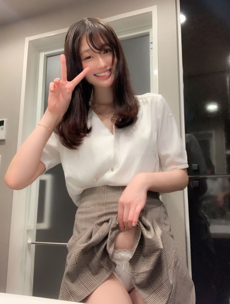 禁欲系美女《めぐ》无罩无胖次外出成日常！不经意微露色气十足！