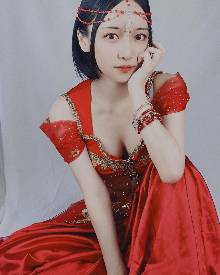 Cos美女「ミンミコ 」超无奈!《花大钱治装比不过廉价泳装》感叹流量差异...