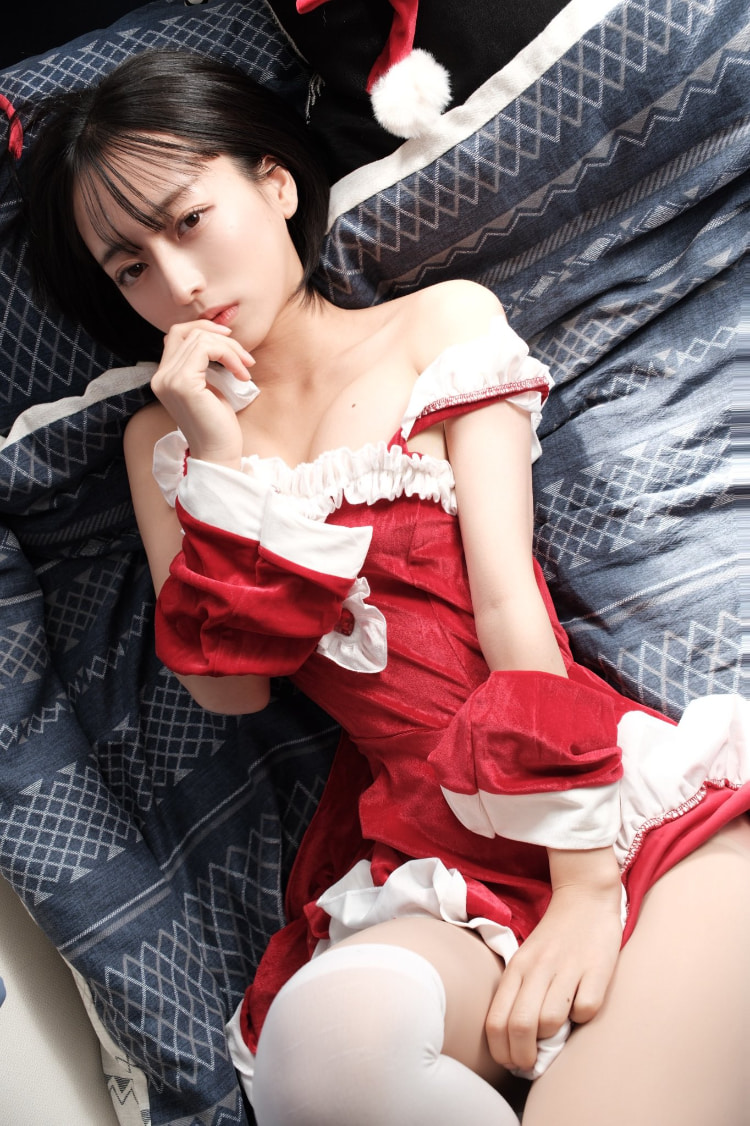 Cos美女「ミンミコ 」超无奈！《花大钱治装比不过廉价泳装》感叹流量差异...