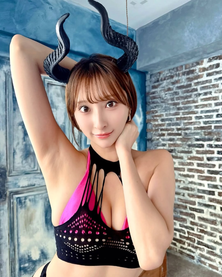 越穿越辣气势藏不住!短发半裸《绪方咲》中路大开雪白双峰快要跳出来!