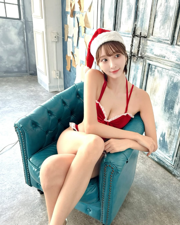 越穿越辣气势藏不住！短发半裸《绪方咲》中路大开雪白双峰快要跳出来！