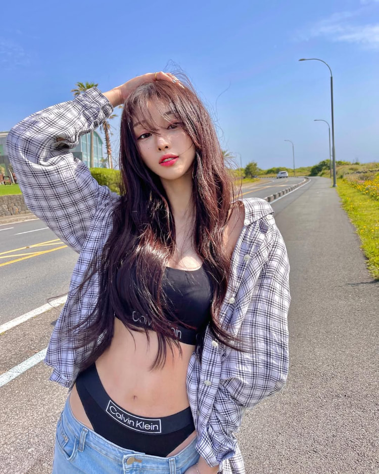 「胸」照不停歇!正妹网红《han_kyung__》日常美照依然晒胸!