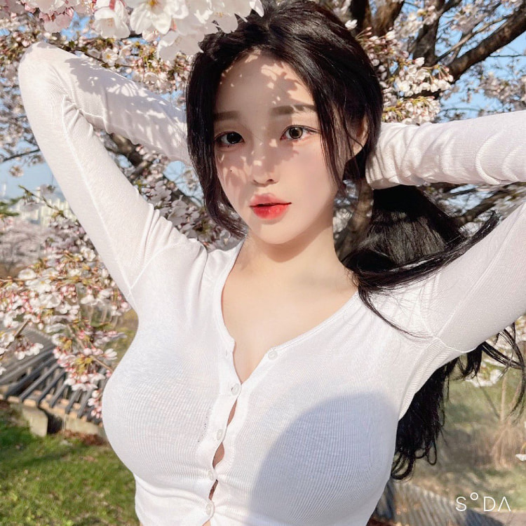 「胸」照不停歇!正妹网红《han_kyung__》日常美照依然晒胸!