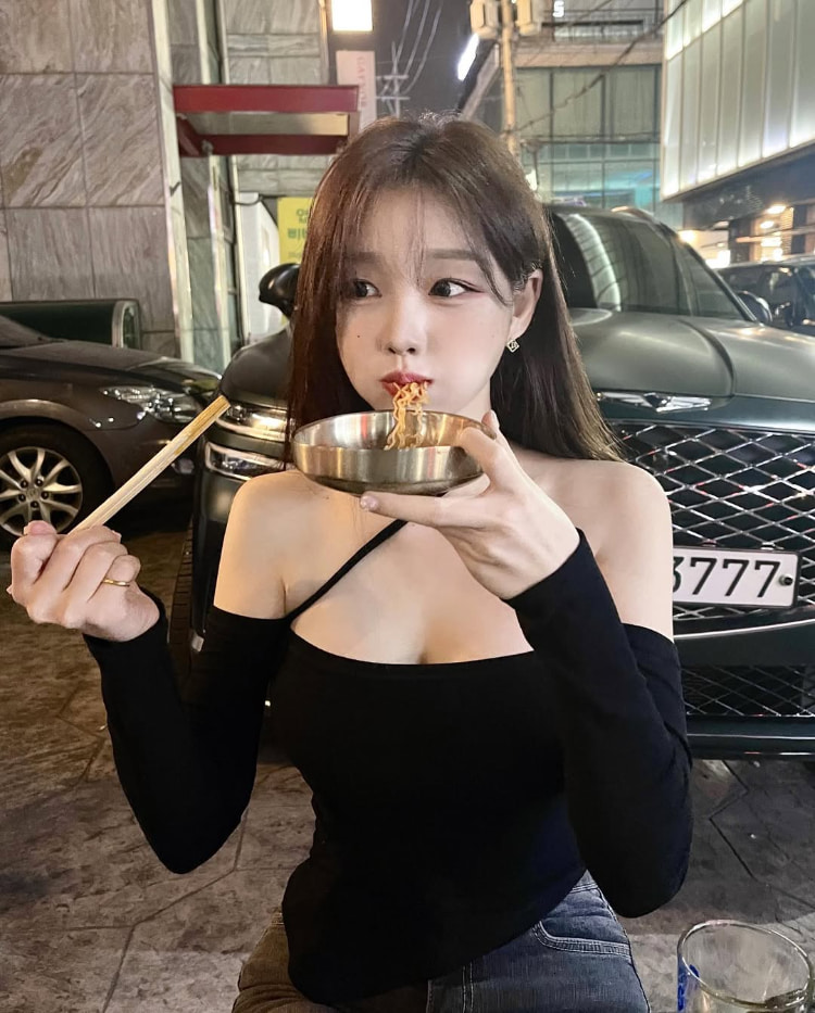 「胸」照不停歇!正妹网红《han_kyung__》日常美照依然晒胸!