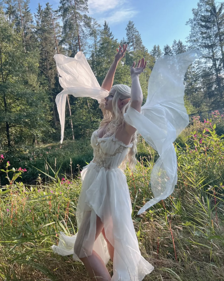 仙气不减！混血Coser《Kaddi》性感还原重现「巫师3」希里蒸桑拿！