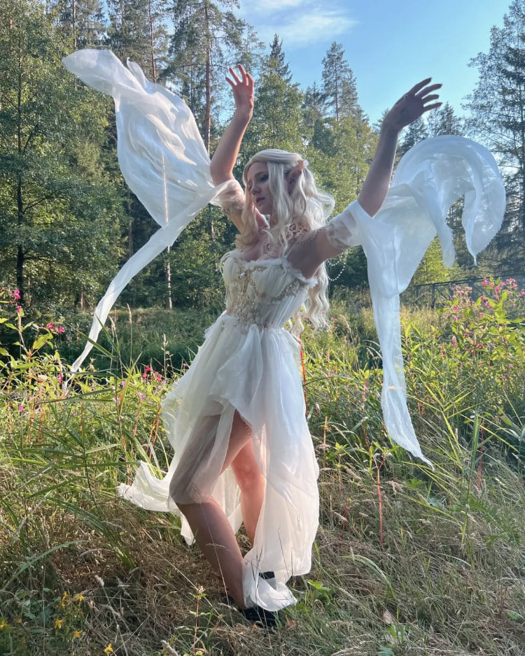 仙气不减！混血Coser《Kaddi》性感还原重现「巫师3」希里蒸桑拿！