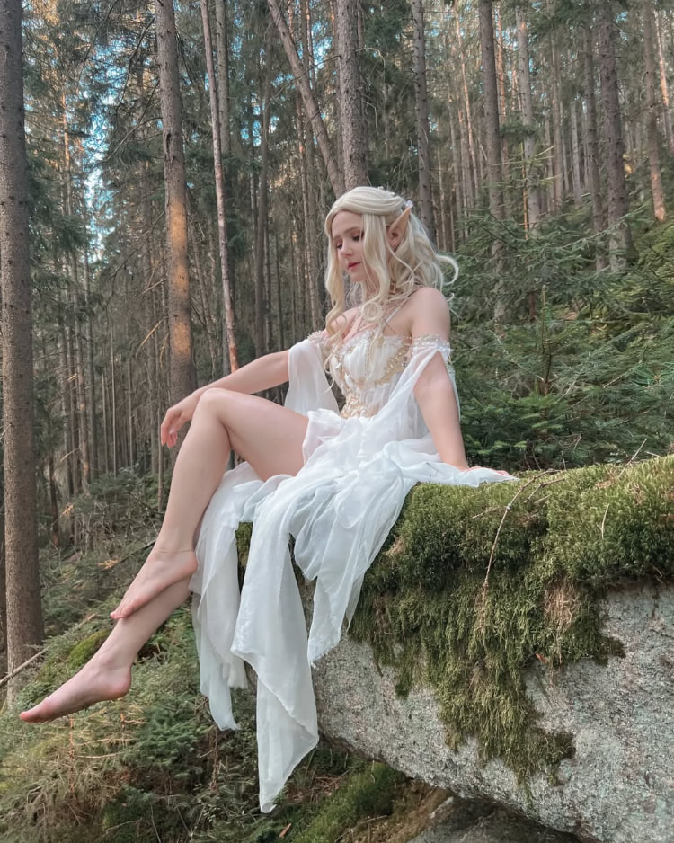 仙气不减！混血Coser《Kaddi》性感还原重现「巫师3」希里蒸桑拿！