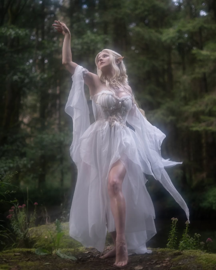 仙气不减！混血Coser《Kaddi》性感还原重现「巫师3」希里蒸桑拿！