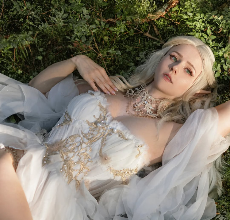 仙气不减！混血Coser《Kaddi》性感还原重现「巫师3」希里蒸桑拿！