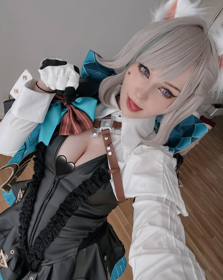 仙气不减！混血Coser《Kaddi》性感还原重现「巫师3」希里蒸桑拿！