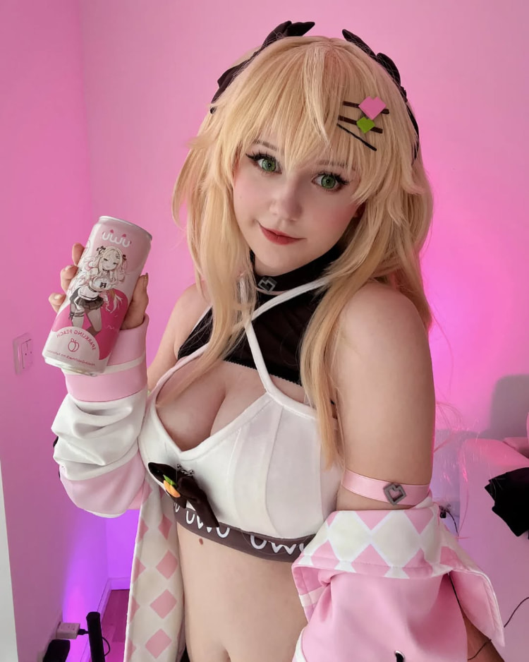 仙气不减！混血Coser《Kaddi》性感还原重现「巫师3」希里蒸桑拿！