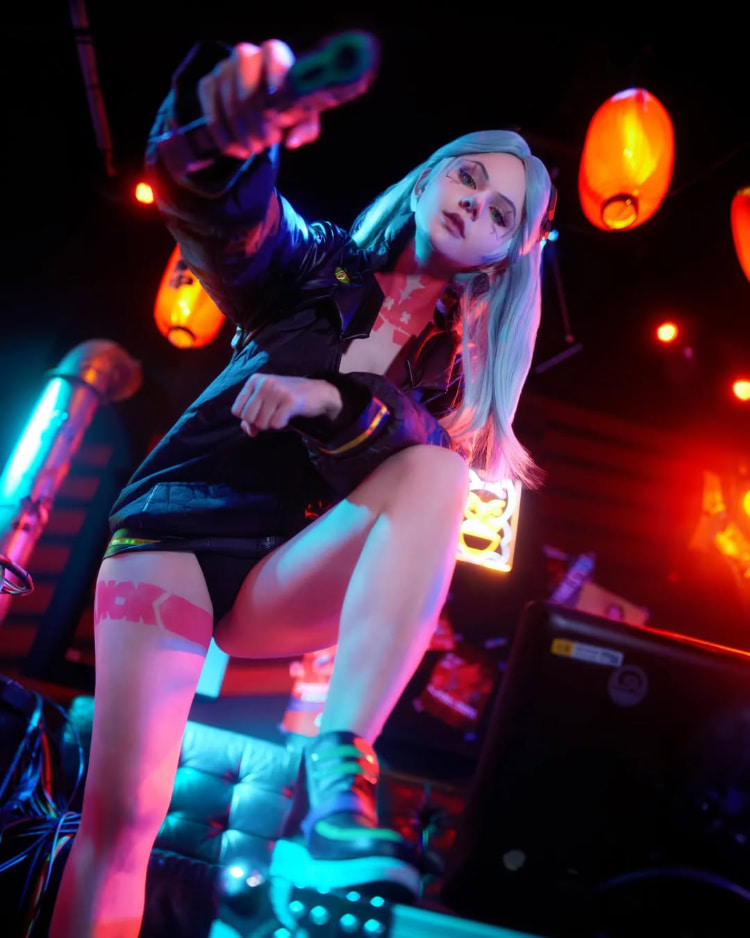 仙气不减！混血Coser《Kaddi》性感还原重现「巫师3」希里蒸桑拿！