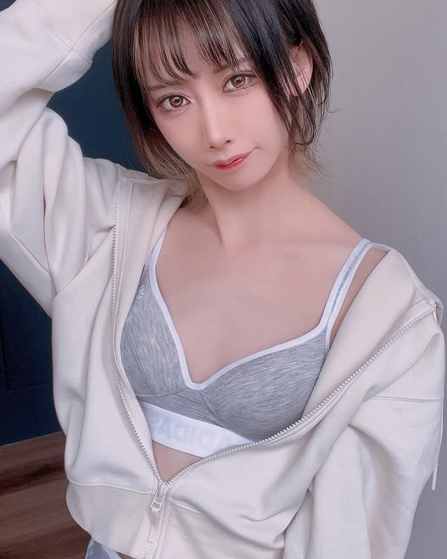 苗条美女《りまっくま》竟然还是酒吧板娘?超绝腰身简直就是精灵!