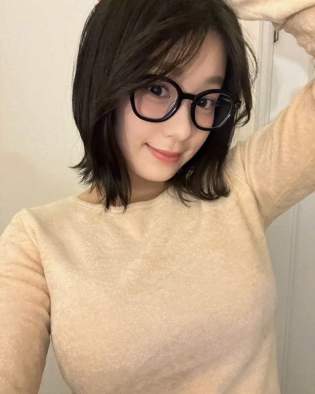 写真大型新人《高野真央》超丰满的肉感美女！喜欢扎实的你不容错过！