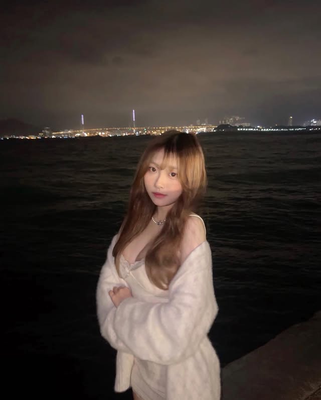 金发港妹《Angel Baby god_damnnnnn》嫩胸野拍照超香！精灵美貌超梦幻！