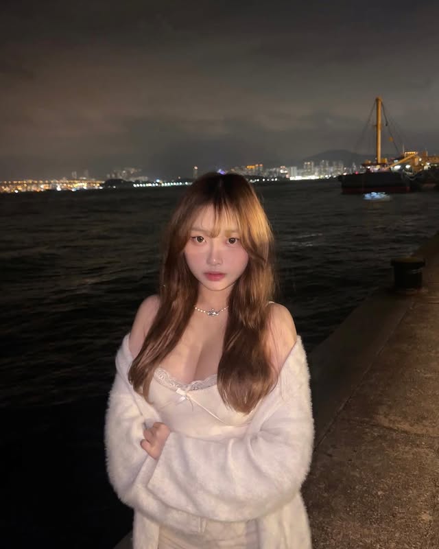 金发港妹《Angel Baby god_damnnnnn》嫩胸野拍照超香！精灵美貌超梦幻！