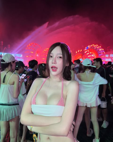 泰国泼水节《Natpaphat Ounboontan》辣露半球！白嫩肤在水炸弹下一览无遗！