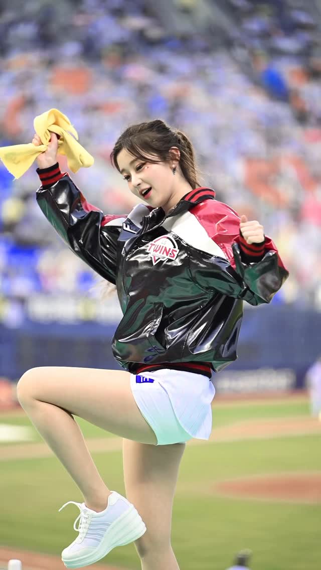 韩网不满「珠珠宝贝」！在韩啦啦队「李珠珢应援服露肚脐」被喷服装过于暴露！