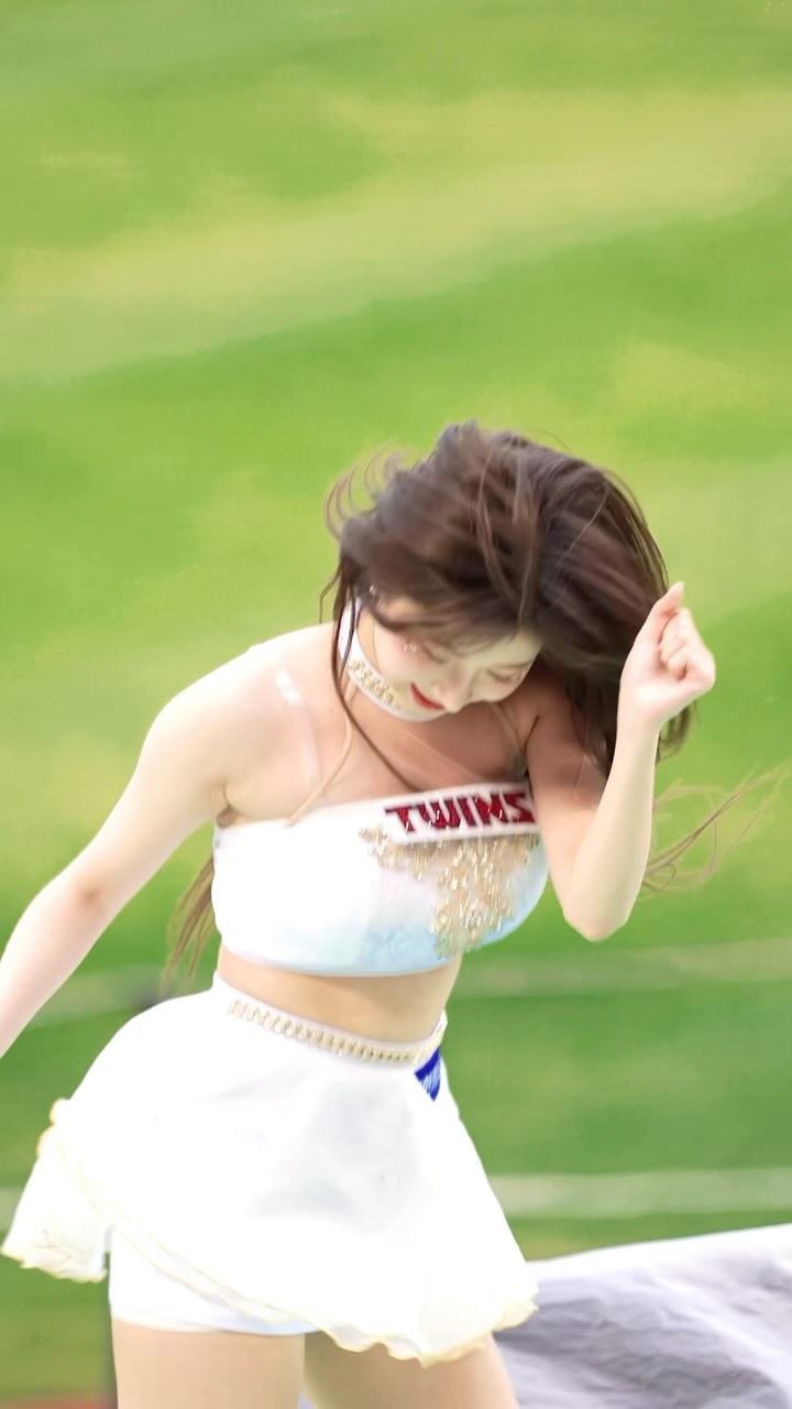 韩网不满「珠珠宝贝」！在韩啦啦队「李珠珢应援服露肚脐」被喷服装过于暴露！