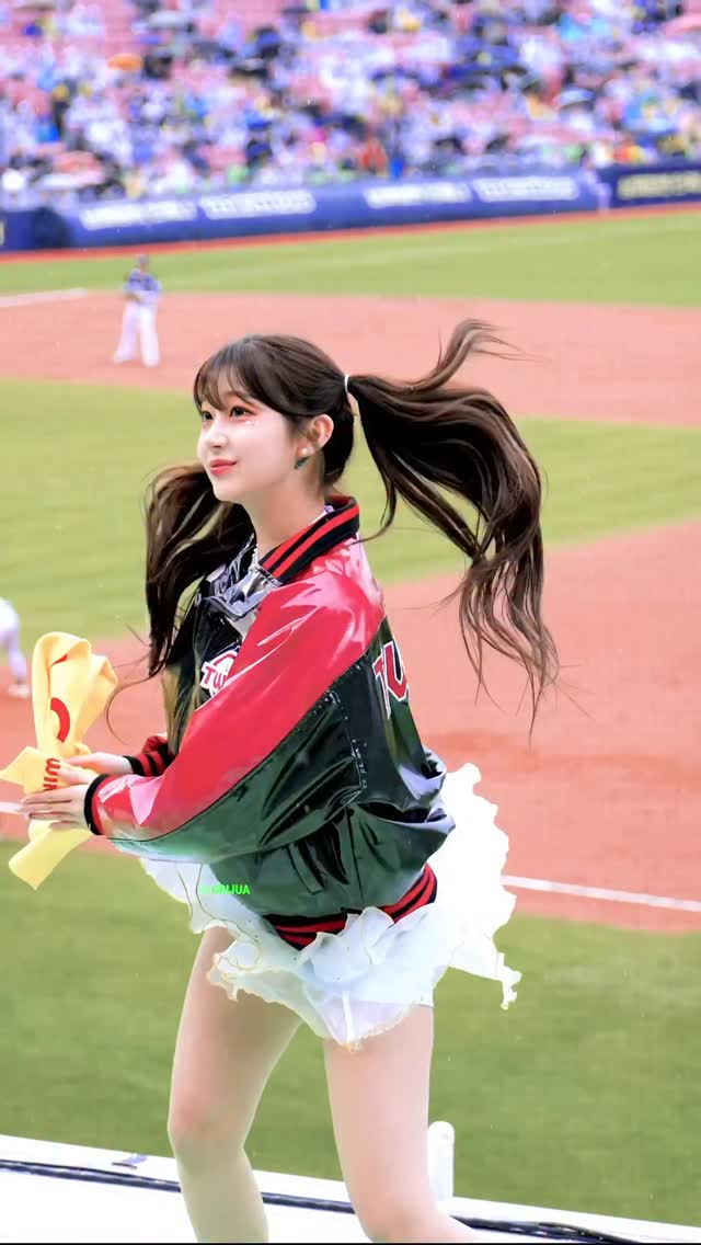 韩网不满「珠珠宝贝」！在韩啦啦队「李珠珢应援服露肚脐」被喷服装过于暴露！