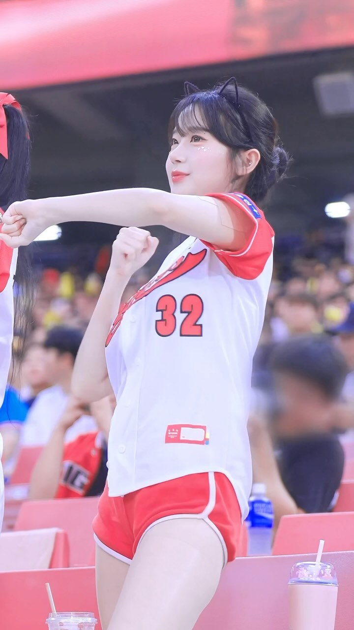 韩网不满「珠珠宝贝」！在韩啦啦队「李珠珢应援服露肚脐」被喷服装过于暴露！