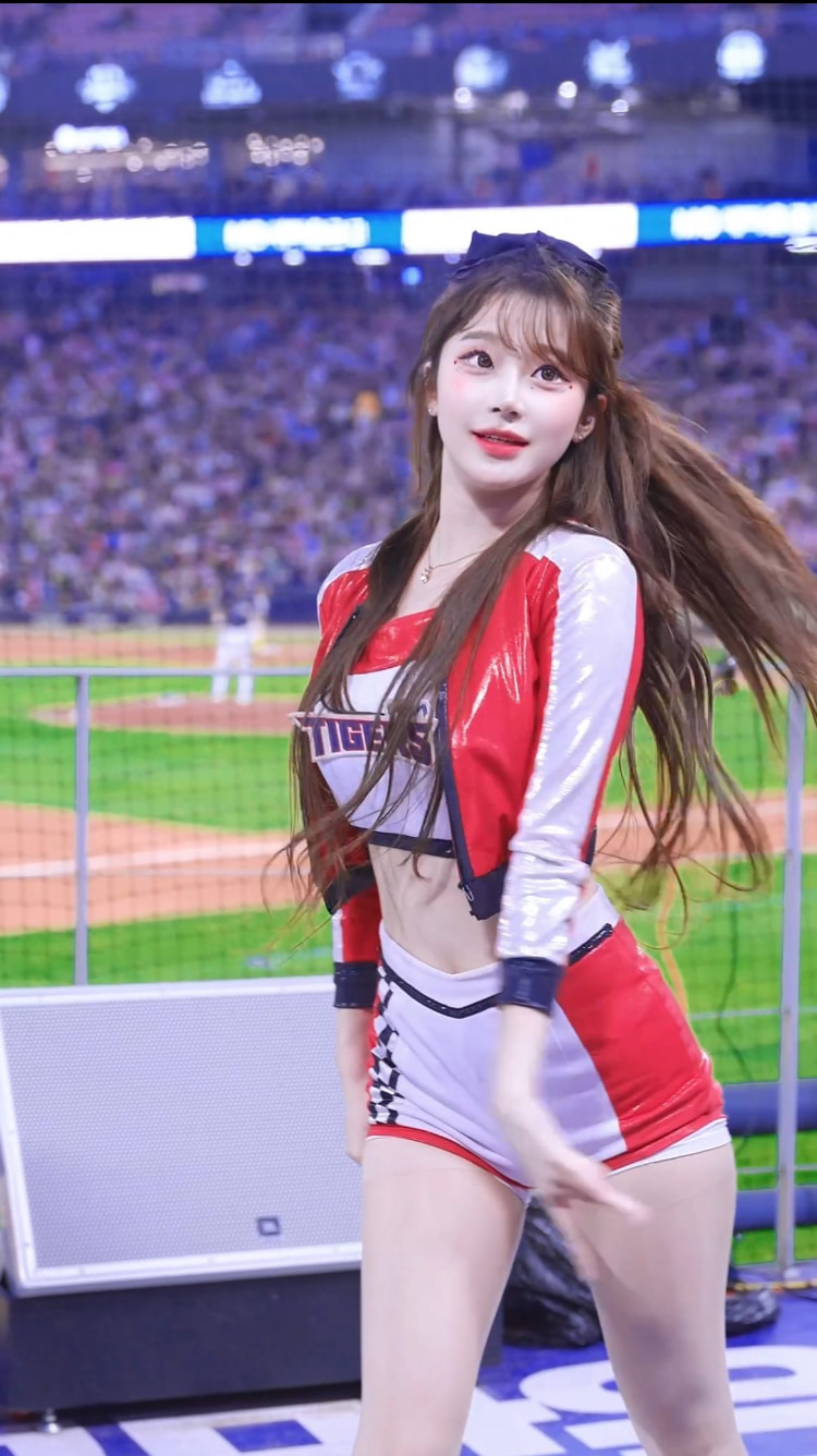 韩网不满「珠珠宝贝」！在韩啦啦队「李珠珢应援服露肚脐」被喷服装过于暴露！