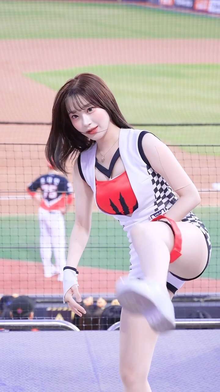 韩网不满「珠珠宝贝」！在韩啦啦队「李珠珢应援服露肚脐」被喷服装过于暴露！