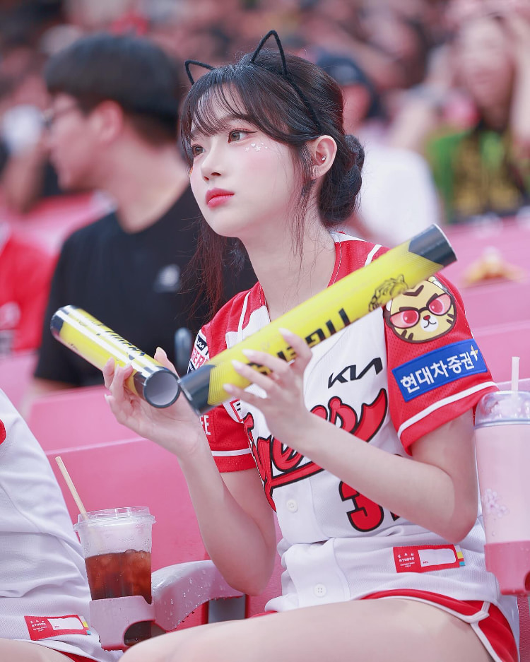 韩网不满「珠珠宝贝」！在韩啦啦队「李珠珢应援服露肚脐」被喷服装过于暴露！