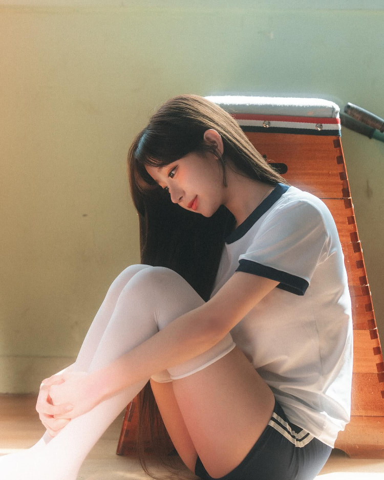 韩网不满「珠珠宝贝」！在韩啦啦队「李珠珢应援服露肚脐」被喷服装过于暴露！